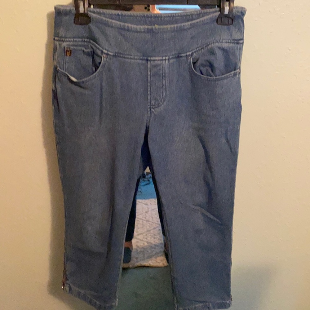 Kim gravel Capri jeans. Stretch. Wonderful pair of capris.  14 petites